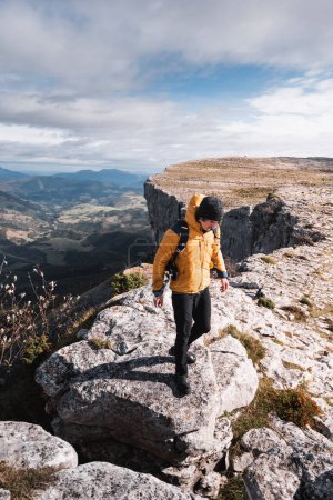 Téléchargez les photos : Alpiniste sur les rochers par le paysage spectaculaire d'Aro et Eskutxi de la chaîne de montagnes de Gorobel ou Sierra Salbada en Alava - en image libre de droit
