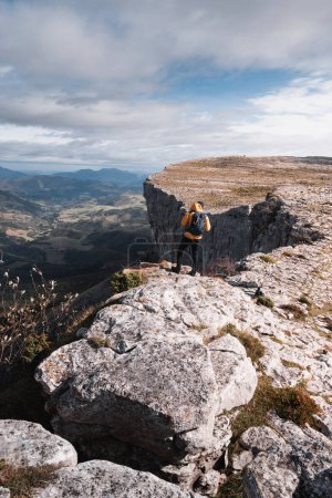 Téléchargez les photos : Alpiniste profitant de la vue spectaculaire sur la vallée de l'ayala depuis la chaîne de montagnes de Gorobel ou Sierra Salbada - en image libre de droit