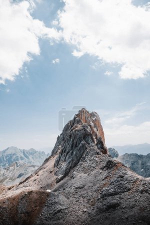 Téléchargez les photos : Montagne rocheuse avec crête aiguë dans le parc national Picos de Europa, entre la Cantabrie et les Asturies - en image libre de droit