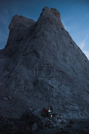 Foto de Picu Urriello o Naranjo de Bulnes antes del amanecer con un montañero preparándose para escalarlo - Imagen libre de derechos