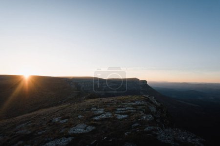 Téléchargez les photos : Dernier rayon de soleil avant le coucher du soleil du pic Tologorri dans la chaîne de montagnes Gorobel - en image libre de droit