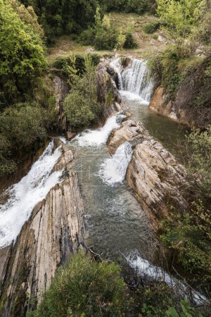 Foto de Hermosas cascadas rodeadas de verde sobre el río Nervión, en Delika, Álava, País Vasco - Imagen libre de derechos