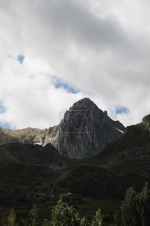 Foto de Agudo pico rocoso de Mediodia en el macizo de Mapodre, en León. - Imagen libre de derechos