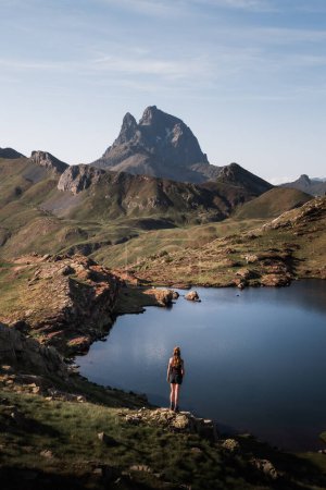 Téléchargez les photos : Femme profitant de la vue sur le pic de Midi D'Ossau dans les Ibones de Anayet dans les Pyrénées - en image libre de droit