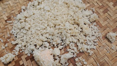 arroz seco secado al sol sobre bambú tejido