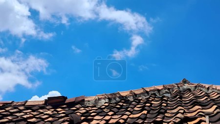 Foto de Techo de la casa con cielo azul y nubes - Imagen libre de derechos