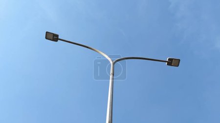 Foto de Vista de ángulo bajo del poste de la lámpara de calle del led bajo cielo azul claro - Imagen libre de derechos