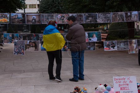 Foto de Albacete, España. 24 de febrero de 2023 - Protesta contra la guerra en Ucrania. Símbolos ucranianos. Velas en memoria de personas que murieron en Ucrania. La gente difunde fotos - Imagen libre de derechos