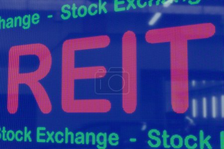 REITs (Real Estate Investment Trusts) auf einem blauen LED-Bildschirm, umrahmt von der Textbörse in grün. Immobilienkonzept, 3D-Illustration.
