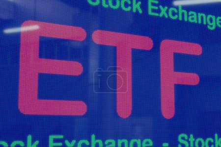 Symbole ETF (Exchange Traded Fund) sur un écran LED bleu. Encadré par le texte Bourse en LED vertes. Bourse et concept d'investissement. Bourse, concept d'investissement, illustration 3D.
