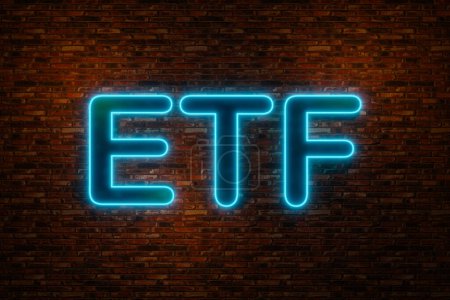 Téléchargez les photos : ETF - Exchange Traded Fund. Mur de briques rouges la nuit et le symbole "ETF" en lettres néons bleues. Entreprise et finance, concept de fonds d'investissement. Illustration 3D - en image libre de droit