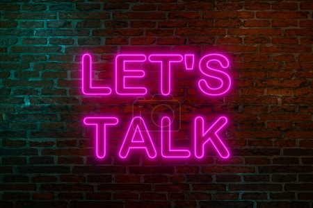 Reden wir. Leuchtschrift. Ziegelwand in der Nacht mit dem Schriftzug "Let 's talk" in rosafarbenen Neonbuchstaben. Botschaft der Ankündigung, Motivation und Inspiration. 3D-Illustration 
