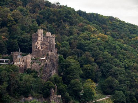 Téléchargez les photos : Assmannshausen, Hesse, Allemagne - 17. Septembre 2021 : Château romantique de Rheinstein dans la vallée du Rhin en Allemagne face à Assmanshausen. Construit en 1316 pendant l'âge de la chevalerie. - en image libre de droit