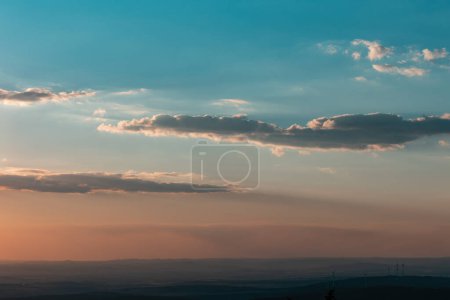 Téléchargez les photos : Vue de la montagne Feldberg en Hesse, Allemagne. Ciel bleu avec peu de nuages, vaste paysage avec des collines en arrière-plan. - en image libre de droit