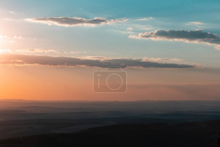 Téléchargez les photos : Vue de la montagne Feldberg en Hesse, Allemagne. Ciel bleu avec peu de nuages, vaste paysage avec des collines en arrière-plan. - en image libre de droit