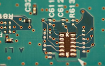 Foto de Placa de circuito impreso con componentes semiconductores, chips de memoria, juntas y procesadores más antiguos. - Imagen libre de derechos