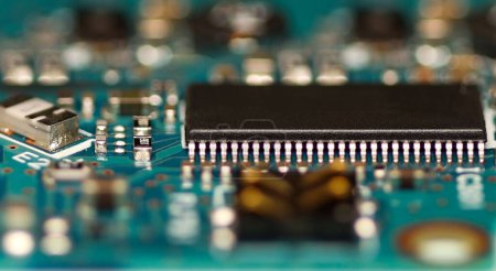 Foto de Placa de circuito impreso con componentes semiconductores, circuitos eléctricos, chips de memoria, juntas y procesadores más antiguos. - Imagen libre de derechos