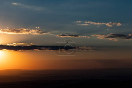 Téléchargez les photos : Vue de la montagne Feldberg en Hesse, Allemagne. Paysage large avec collines et nuages au coucher du soleil. - en image libre de droit