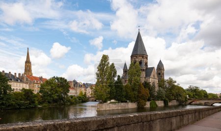 Foto de Vista al Templo Neuf en el Mosela. Metz, Lorena, ciudad en Francia. Arquitectura histórica, Iglesia reformada protestante, construida en 1904. - Imagen libre de derechos