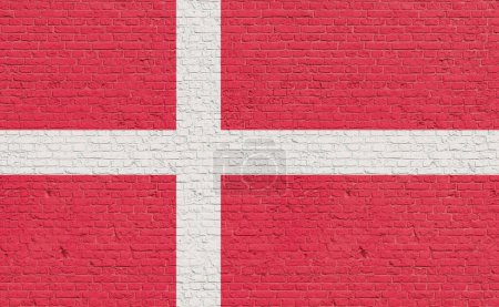 Die Farben der dänischen Flagge sind auf eine Ziegelwand gemalt. Nationalfarben, Land, Banner, Regierung, dänische Kultur, Politik.