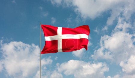 Flagge Dänemarks gegen bewölkten Himmel. Land, Nation, Gewerkschaft, Banner, Regierung, dänische Kultur, Politik. 3D-Illustration