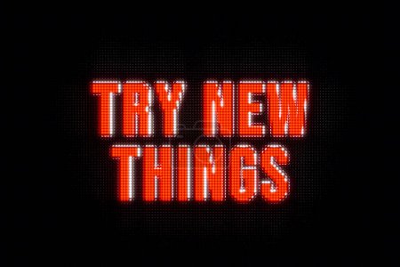 Prueba cosas nuevas. Banner en mayúsculas rojas y blancas. El texto, probar cosas nuevas, iluminado. Posibilidad, motivación, nuevos negocios, oportunidad, cambio, nuevos planes.