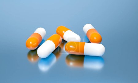 Cápsulas naranjas, pastillas médicas en una mesa reflectante. Producción industrial de medicamentos, antibióticos u otros medicamentos.