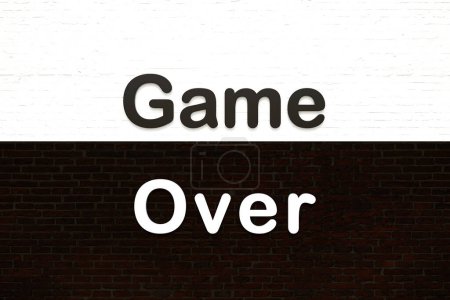 Game Over. Buchstaben vor einer weißen und schwarzen Ziegelwand. Freizeitspiele, Abschluss, Ende, Endspiel. 3D-Illustration