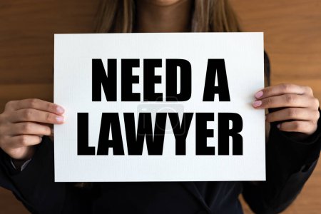 Brauchen einen Anwalt. Frau mit weißer Seite, schwarzen Buchstaben. Unterstützung, Hilfe, Anwalt, Rechtssystem.