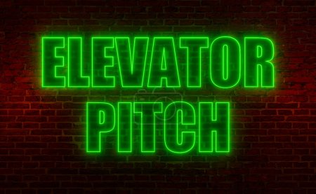 Elevator pitch. Backsteinmauer bei Nacht mit dem Schriftzug "Elevator Pitch" in grünen Neonbuchstaben. Bewerben, präsentieren, durchsetzen. 3D-Illustration 