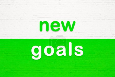 Nuevos objetivos. Letras de colores contra una pared de ladrillo blanco y verde. Objetivos, estrategia empresarial, determinación, nuevos planes. Ilustración 3D
