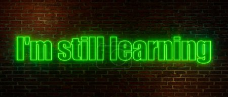 Todavía estoy aprendiendo. Muro de ladrillo en la noche con el texto "Todavía estoy aprendiendo" en letras de neón verde. Estudiar, la escuela, la educación, la tarea. Ilustración 3D 