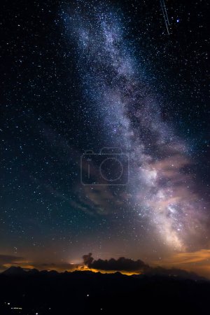 Téléchargez les photos : Voie lactée impressionnante dans un ciel large avec deux étoiles filantes prises sur la montagne Stockhorn en Suisse - en image libre de droit