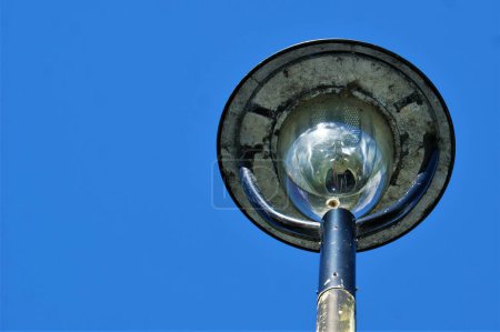 Téléchargez les photos : Ancienne lanterne de style moderne sur fond de ciel par une journée ensoleillée. Vue de dessous gros plan. - en image libre de droit