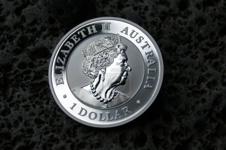 Téléchargez les photos : Australian Investment pièce d'argent 1 dollar. Investissements et numismatique. - en image libre de droit