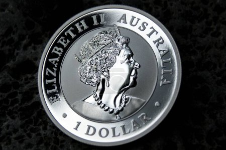 Téléchargez les photos : Australian Investment pièce d'argent 1 dollar. Investissements et numismatique. - en image libre de droit