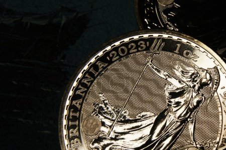Britische Münze aus reinem Silber auf dunklem Hintergrund Britannia 2023