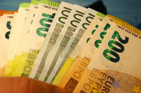 100-Euro-Schein und 200-Euro-Schein, Nahaufnahme.