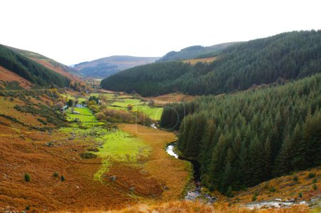 Vallée de montagne avec une rivière. Un paysage typiquement irlandais