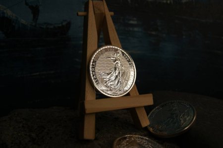 Moneda de plata fina británica en caballete. 2 libras Britania 1oz.