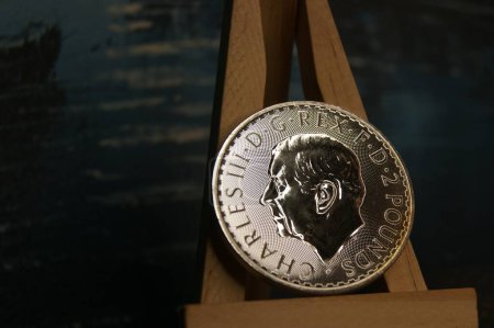 2 Libras Carlos III. Moneda de inversión de plata del Reino Unido. Primer plano.