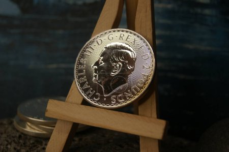 2 Libras Carlos III. Una moneda de plata fina británica en un caballete.