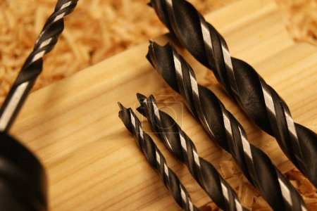 Téléchargez les photos : Nouveaux forets de différentes tailles pour le perçage du bois. - en image libre de droit
