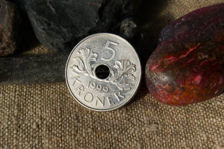 A coin with a hole 5 Kroner Harald V 1999.