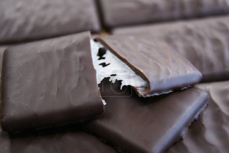 Gros plan de bonbons au chocolat cassés avec remplissage blanc