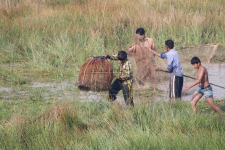 Téléchargez les photos : Garçons indiens finissant sur le lac avec filet - en image libre de droit