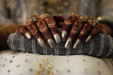 Téléchargez les photos : Vue rapprochée des mains de henné - en image libre de droit