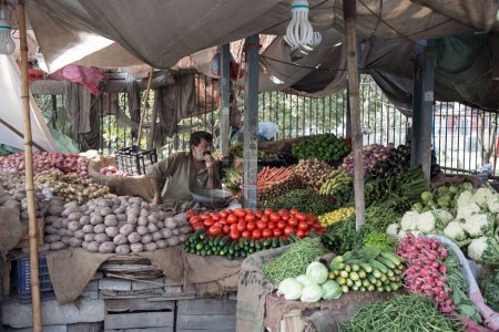 Foto de Vista de un vendedor masculino en el mercado tradicional en la ciudad asiática - Imagen libre de derechos