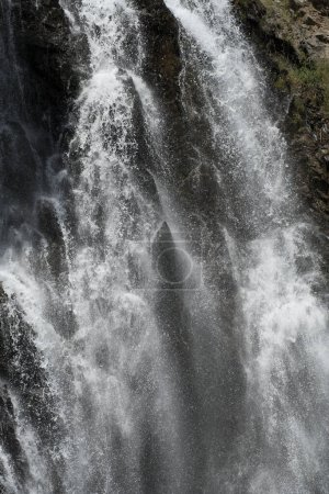 Téléchargez les photos : Belle cascade dans les montagnes - en image libre de droit