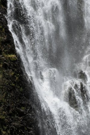 Téléchargez les photos : Belle cascade dans les montagnes - en image libre de droit